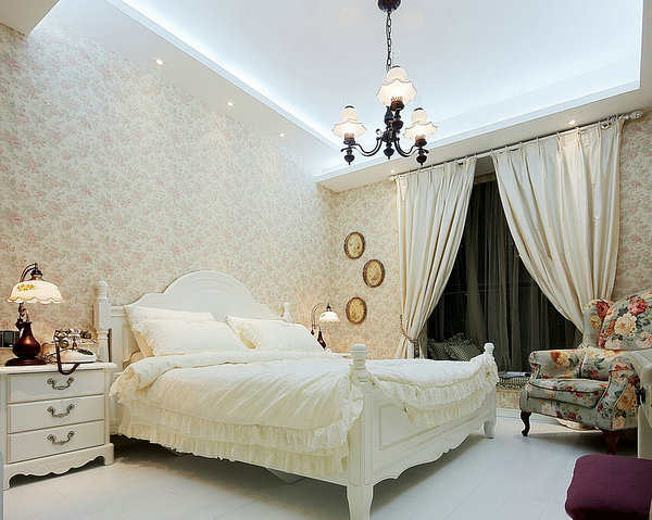 卧室中的家具也都是和装修风格相呼应，田园风十足。
