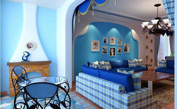 吊灯和壁灯采用同种风格的，白色的沙发和蓝色的圆桌，搭配了房间的整体色调。