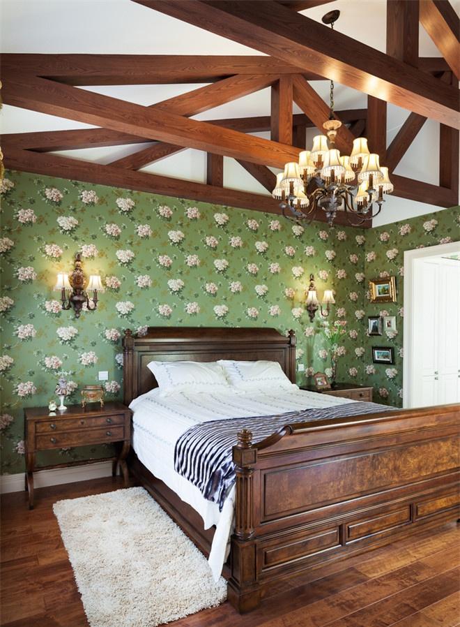 卧室是以绿色和原木色为主，体现的就是清新田园风。床头没有复杂的背景装饰，单面的绿色花纹墙纸让空间不再单调也不显复杂，恰到好处。