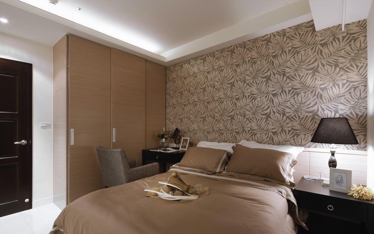 卧室整体空间采用稳重色系，塑造接受度高的空间表情。