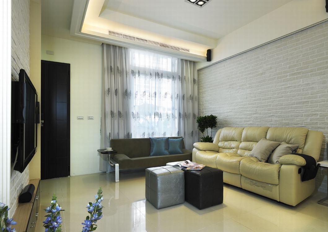 客厅前后墙面相互对应，采用白色文化石营造简洁大方的设计感。