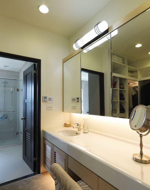 通往主卧卫浴的动线，设计师以二进式概念，增加洗手台与收纳空间，独立出宽敞的梳妆区。