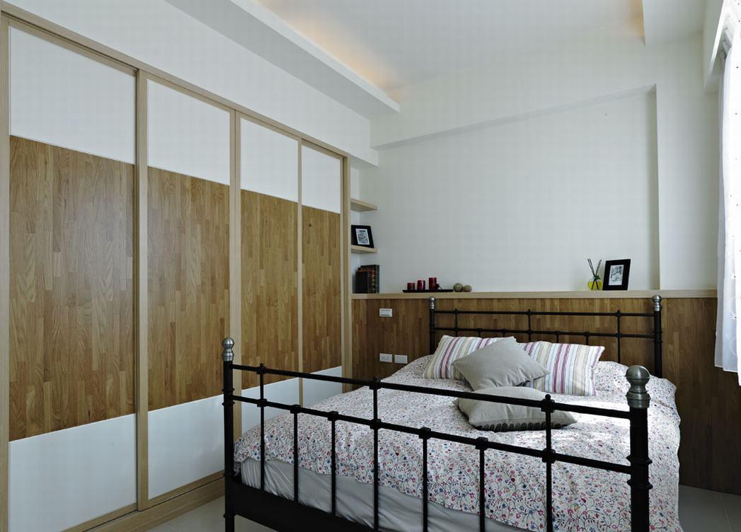 原木风的女孩房，墙面抹上柔和米白色，装饰集层材温润立面风格。