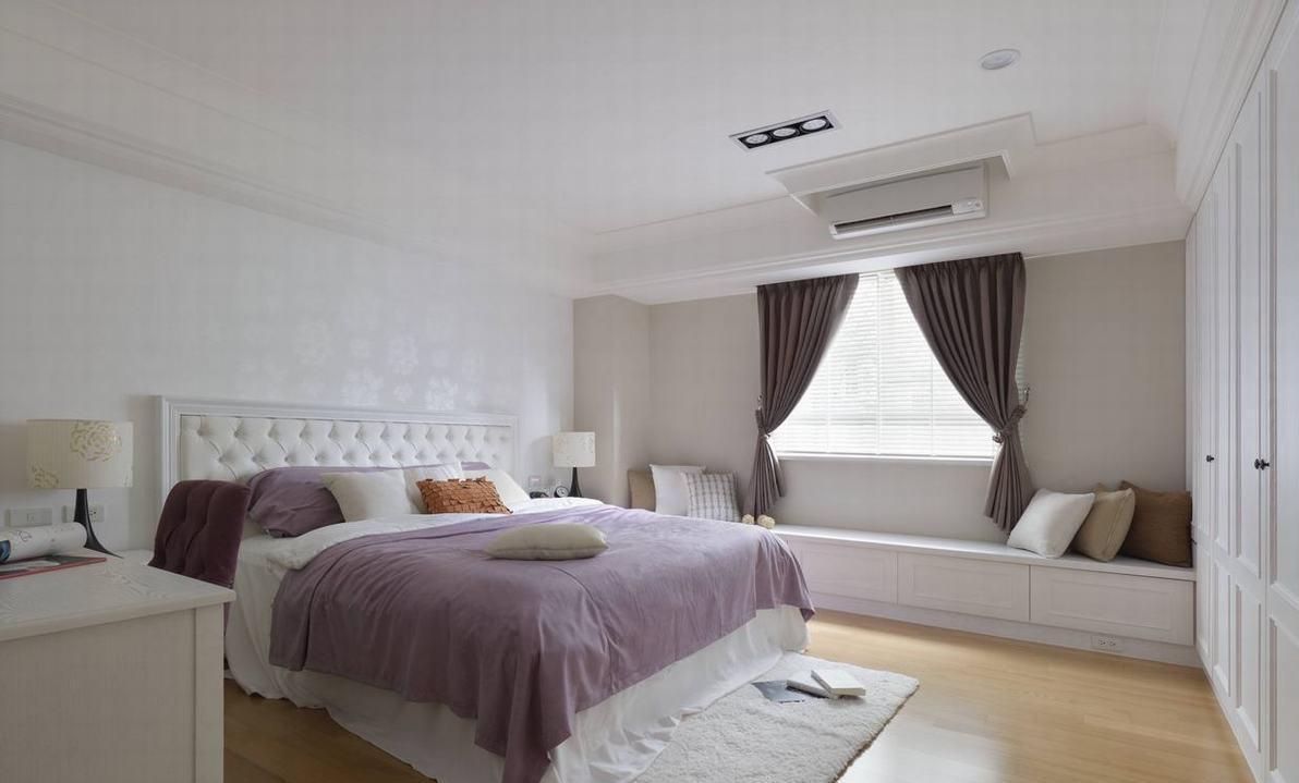 床头壁灯与绷扣的华丽感添加，使整个空氛围提升，线板凸显了浪漫气息。