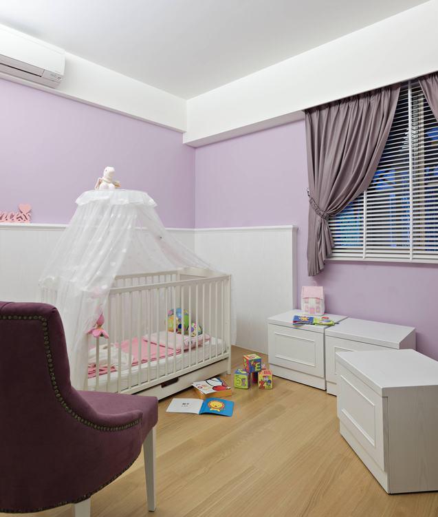 不同于主卧的完整设定，粉紫色小孩房则着重未来的多种可能性。