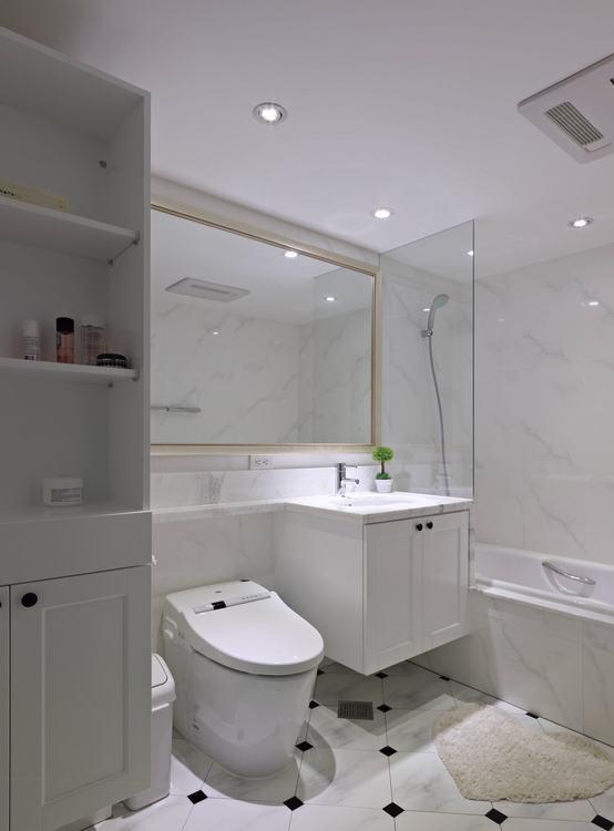 卫浴部份黑白磁砖交贴与不落地浴柜设计，连卫浴都有了美好比例。