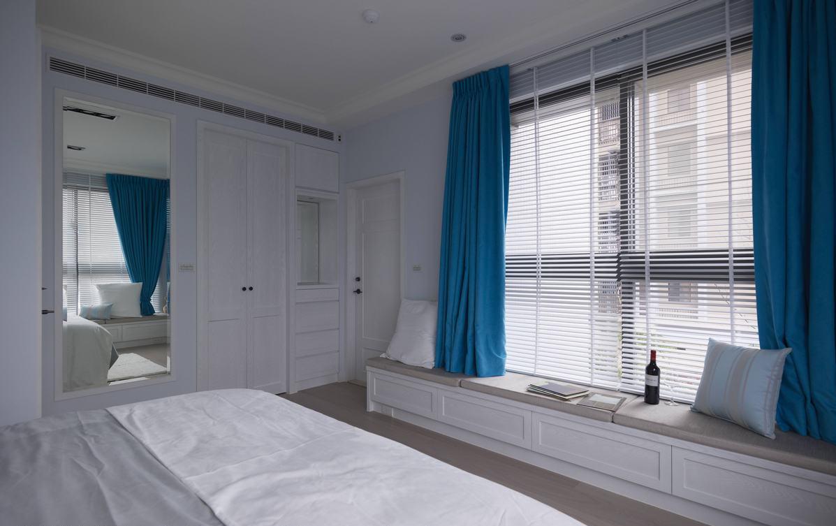 双面釆光的主卧室，避免太过饱和的颜色带来压迫感，特调天空蓝的色彩，让睡眠空间更单纯、更放松，并在窗帘上搭配屋主喜爱的深蓝。