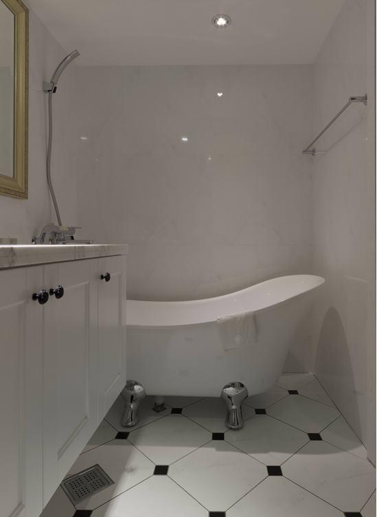黑白配色搭配上猫脚浴缸，梦幻中的卫浴即在眼前。