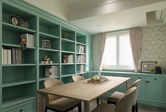 清爽的蓝绿色为主调的餐厅空间，一边的格子收纳柜既可以用作书架又是可以做展示柜，一举两得，床边齐窗的柜子用作备餐台。