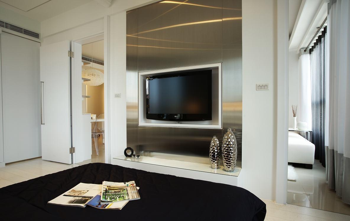 不锈钢双面墙加上可旋转电视的设计，在不同的角度与空间皆能享受视听娱乐。