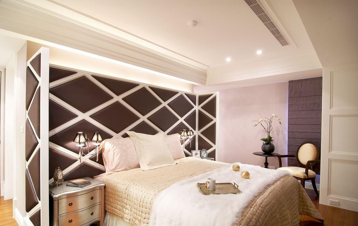 主卧床头白色菱格揉入紫色绷布立面，有别于繁复的古典设计，以现代手法加入浪漫时尚感，凝聚出不落俗套的视觉焦点。