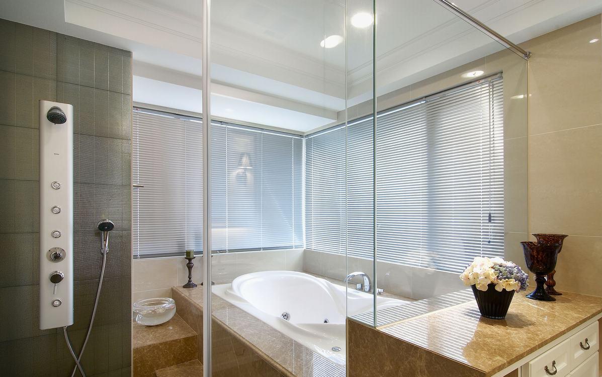 二面采光的宽敞的浴室空间，完美的干湿分离设计，独享身心放松的私密空间。