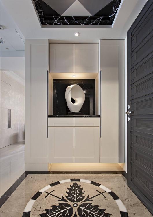 进入玄关，玄关、客厅、餐厅三面向柜体规划，创造了储物间般的实用功能，而深灰色的把手设计，预告着空间色彩选搭艺术。