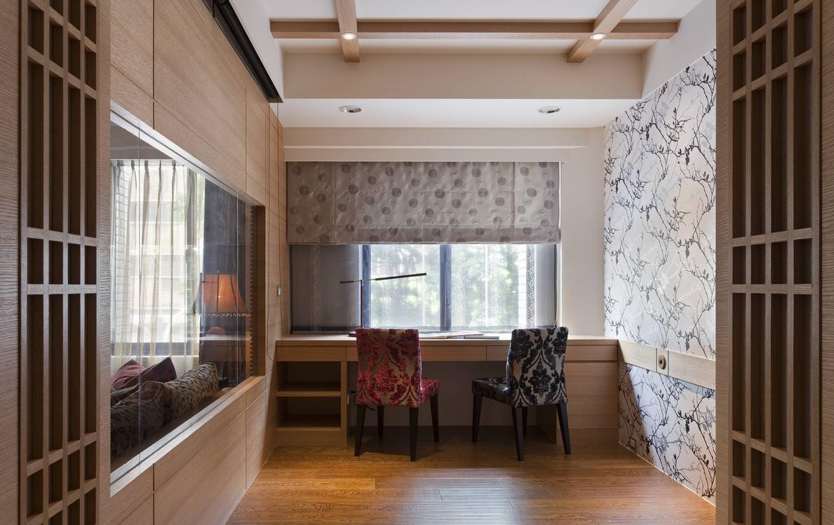 树枝图腾的壁纸选择，呼应漆玻璃隔间墙另一端客厅的电视墙面设计。