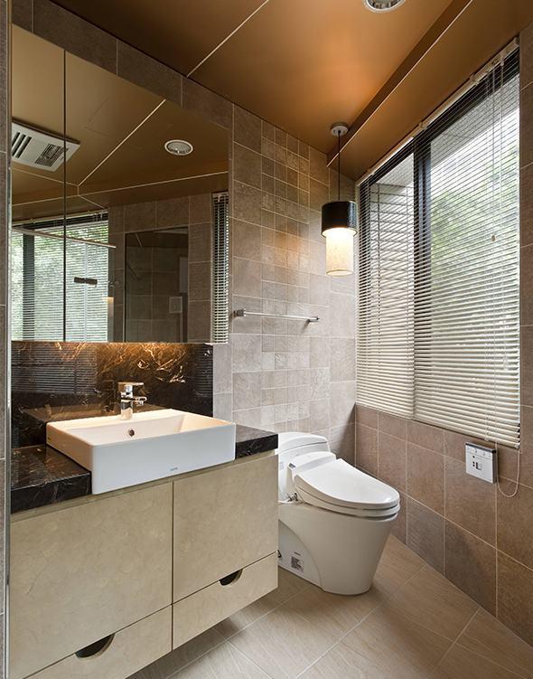 主卫浴也因为斜切的角度设计，营造出空间有趣的多面相角度。