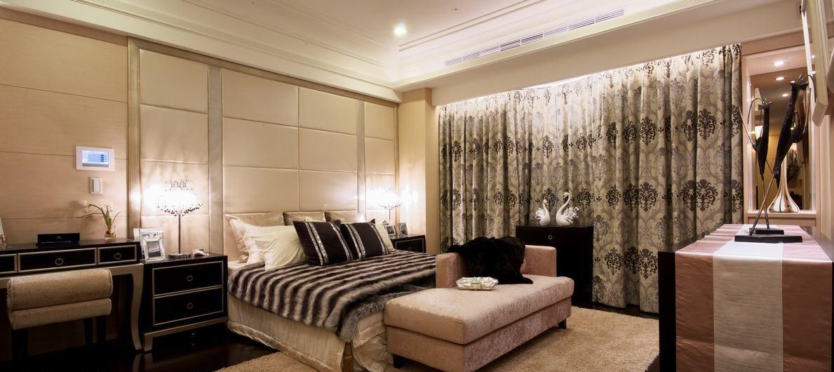 主卧室床头的绷布简单线条作出变化，以花纹窗帘丰富意趣，营造出静谧的睡眠空间。