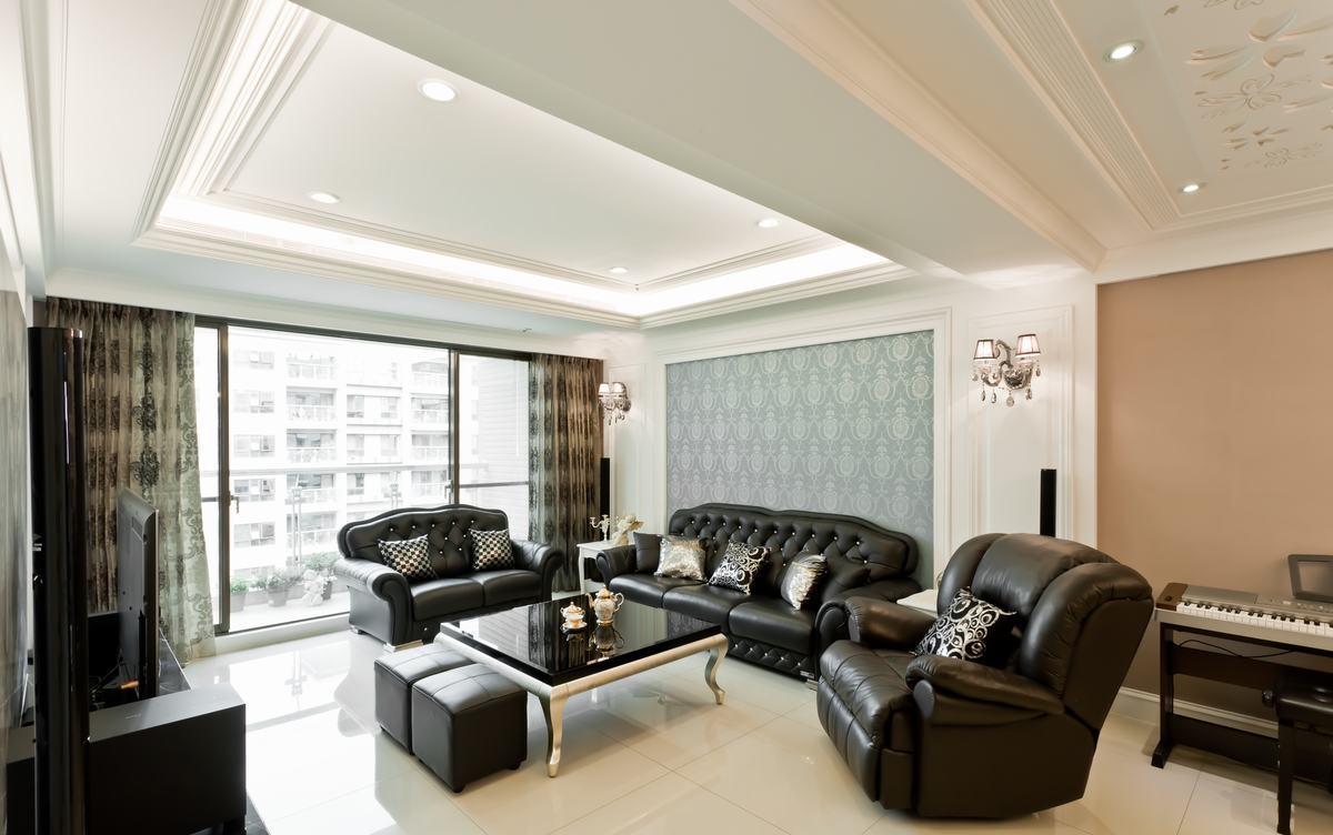 家具在空间里扮演着重要的角色，皮质的黑色沙发，看似成熟稳重，却又在造型上透露出时尚品味。