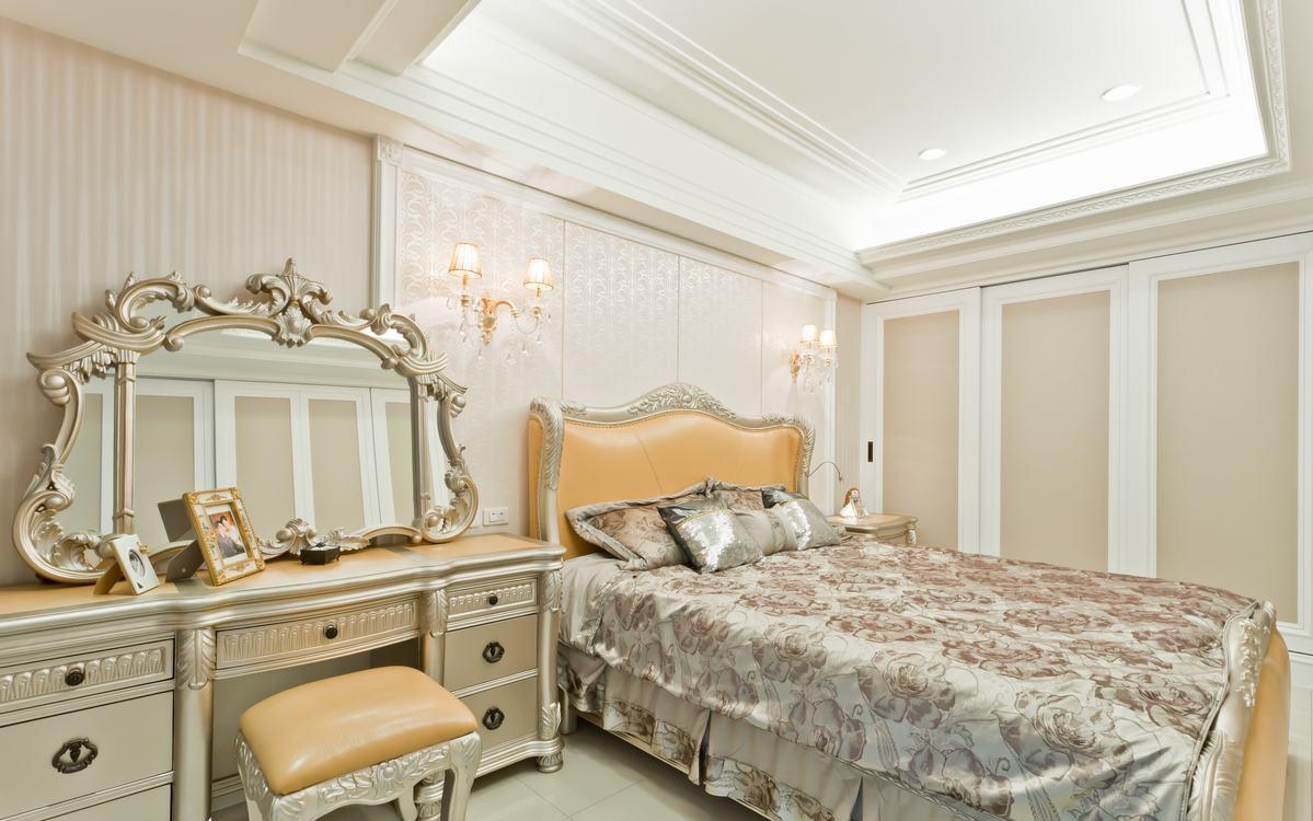 华丽造型的化妆台延伸床架质感，使卧室有古典宫殿的奢华度。窗纱也为空间添上一分浪漫气息。