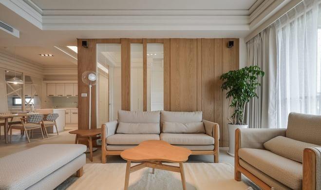 温润质朴的木质材料的运用，浅色的布艺沙发，线条流畅的不规则茶几，令人向往的简约生活。