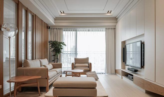 大面积的落地窗，将光线引入室内，自然的采光和通风令客厅更加婉约舒适。