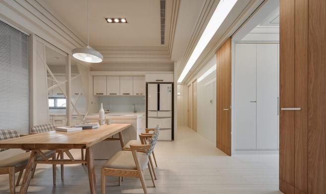 厨房和餐厅采用开放式的设计，大面积的白色让室内更加明亮，用温暖的木质色彩点缀空间，突出简约的日系范。