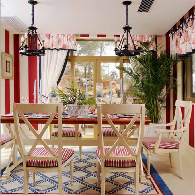 乳白色的餐椅以及红蓝相间的坐垫和地毯和谐统一，为主人带来用餐的好心情。