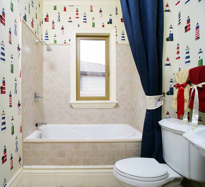 卫生间接近浴缸的部分设计风格简洁舒适，其他部分的墙面图案则丰富精巧，有繁有简，层次鲜明。