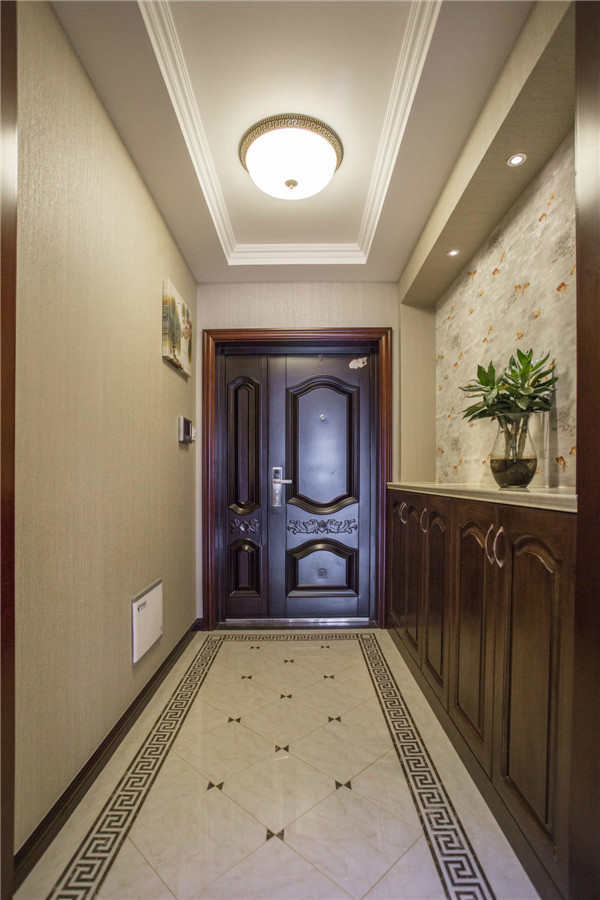 整个空间，从入户门到客厅、餐厅、卧室、甚至卫生间都沿用了中式简洁、硬朗的线条。