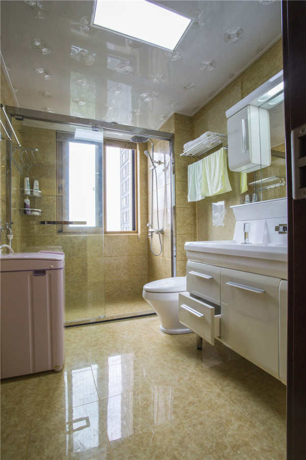 浴室储藏柜通过这种分隔方式展现出了中式家居的层次之美。