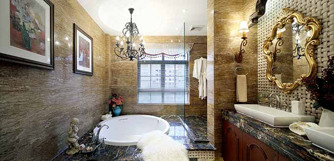 内嵌式浴缸周围宽阔的空间为置物提供了便利。