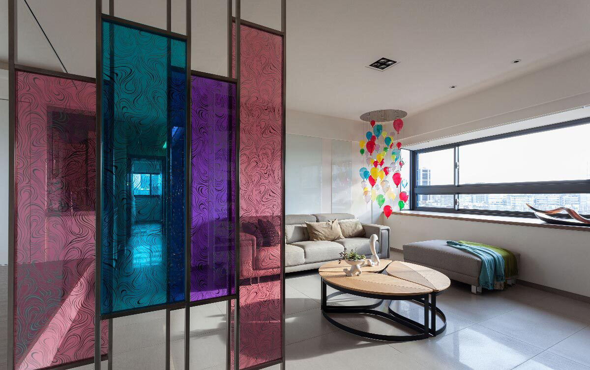 玻璃屏风上，精细抽象的花纹透过重叠拼凑的玻璃面板，在不同光线下投射出斑斓的光影。