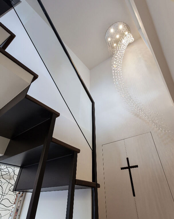 结合水晶吊灯与十字架镂空把手，营造出了如教堂空间的天光设计。