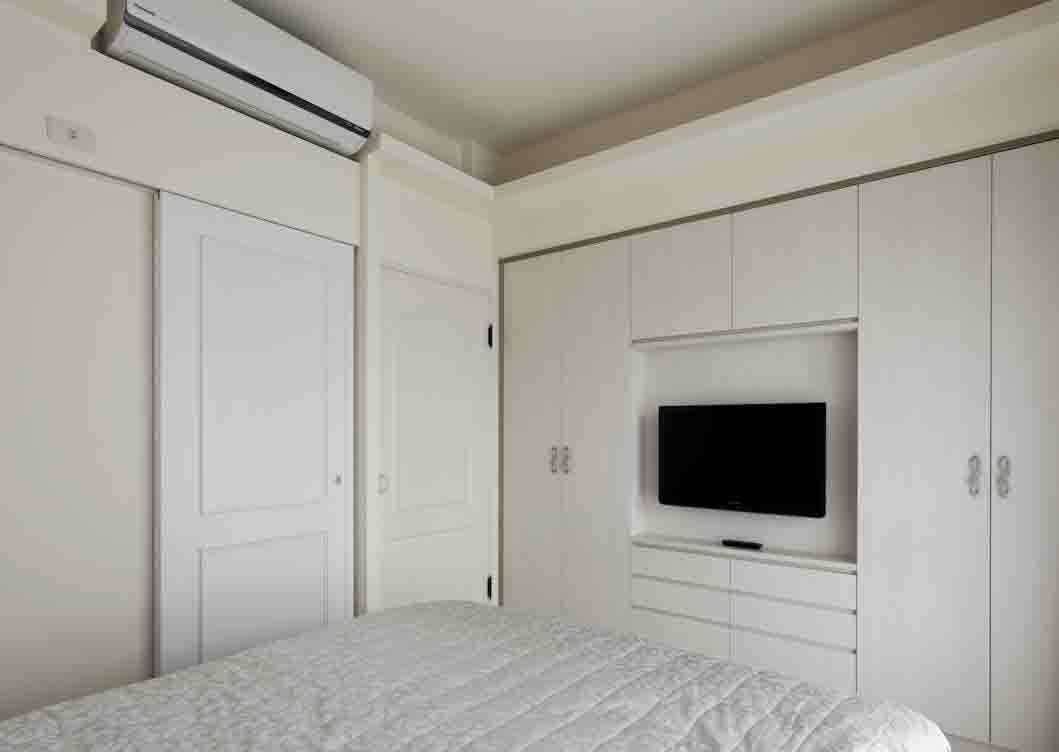 墙面一级家具统一使用白色，使较小的空间得到了放大。
