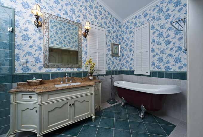 浴室颜色搭配和谐美观。壁纸延续了整体的精致风格，细节处毫不大意。