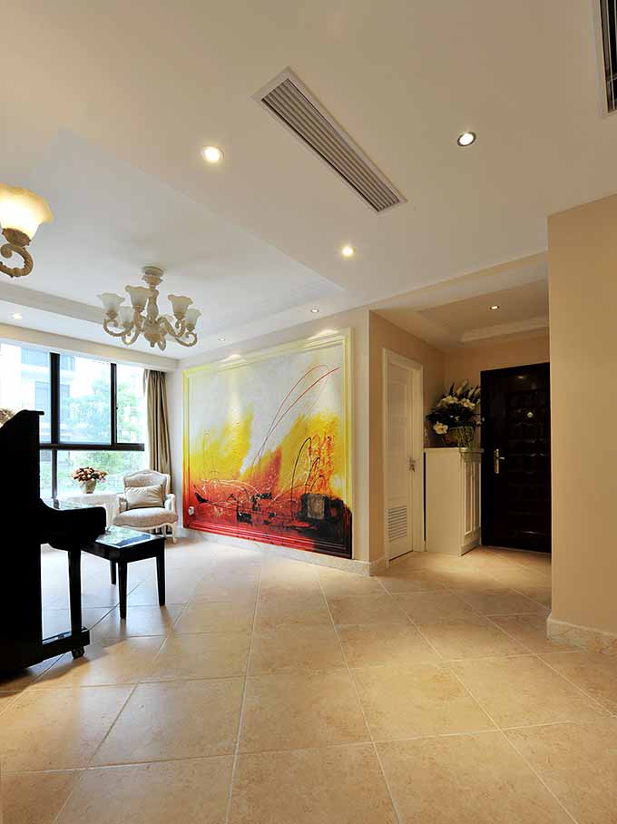 钢琴背后的大型油画色彩冲击感强烈，美术加上音乐，艺术氛围在宽敞的厅堂中流动。