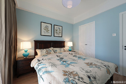 次卧的挂画，天蓝色墙壁，还有遥相呼应的蓝色花纹床单，不输于主卧的颜色氛围，增大加了房间的深度，赋予了浓浓的生活气息。
