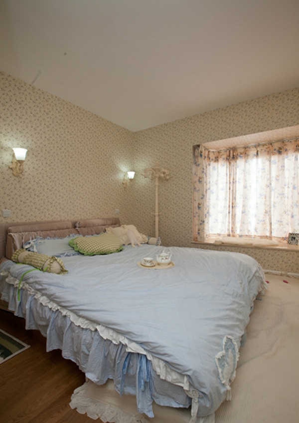 卧室的选材也多取舒适、柔性、温馨的材质组合，可以有效地建立起一种温情暖意的家庭氛围。