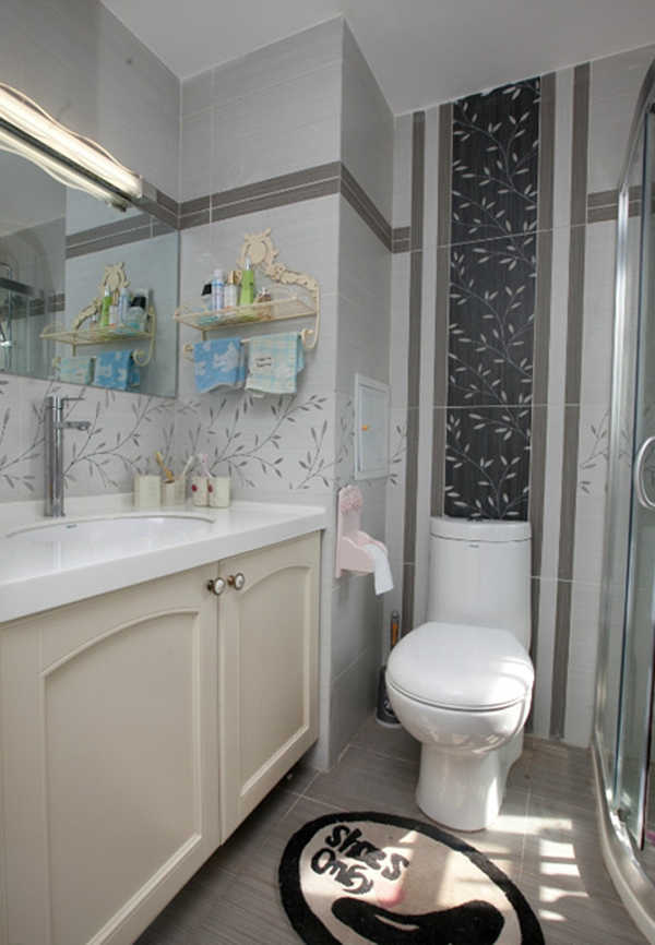 卫生间浴柜、镜子造型的简单和墙壁装饰的细腻搭配得当。