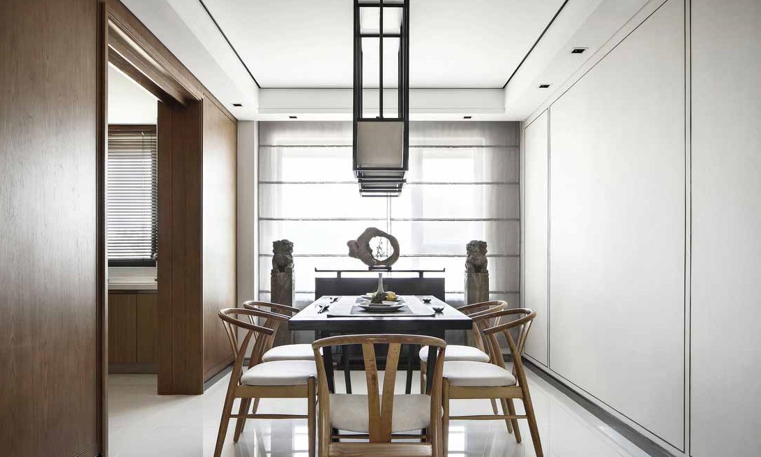 自然的木头桌椅，加上中式的吊灯，长方形的桌子更贴合中国人的装修风格。