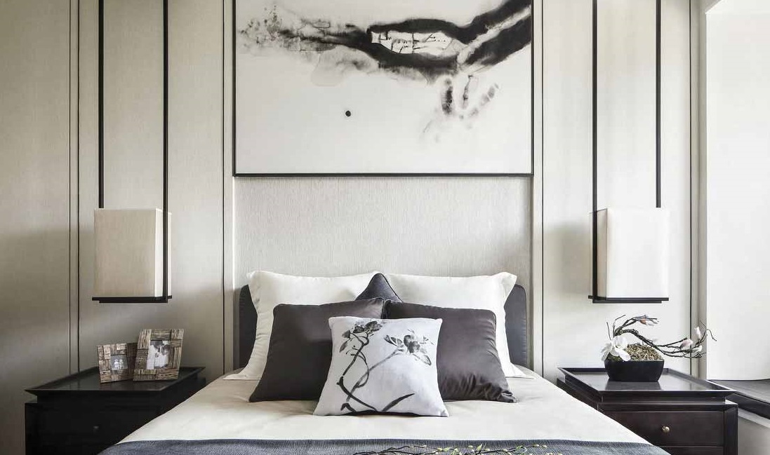 水墨壁画加上水墨靠垫，整个风格以黑白为主，床单的配色也与整个房间的装修尤为搭配。