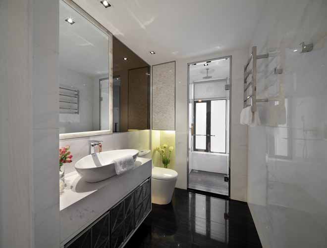洗手间采用黑镜钢的地面，配上白色的墙面，在颜色上的层次感分明。