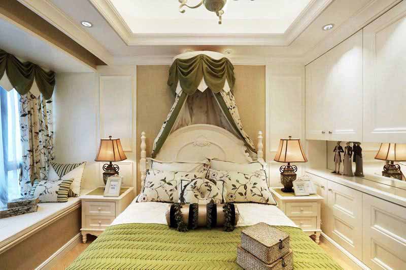 卧室有着如婚房般的设计，依旧采用淡雅的色调，配以两盏复古的台灯，英伦气息愈加浓烈。