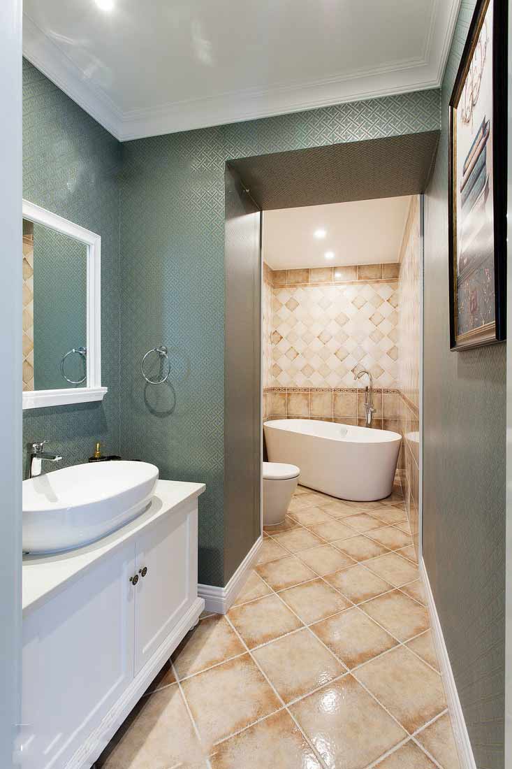 设计师利用墙壁材质，把主卫生间分为两个部分，在干湿分区的基础上，也让空间显得更加宽敞。斜放的浴缸不仅增添了空间的变化，也化解了空间狭小了尴尬。