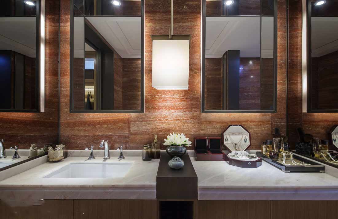 大理石的洗脸台，明亮的镜面，洁白的洗手池，给整个空间营造出一种通透和大气的感觉，台子中间的植物更加彰显了中国风。