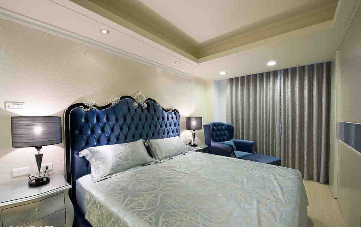 山形床头背板简单渲染出主卧房的新古典氛围。