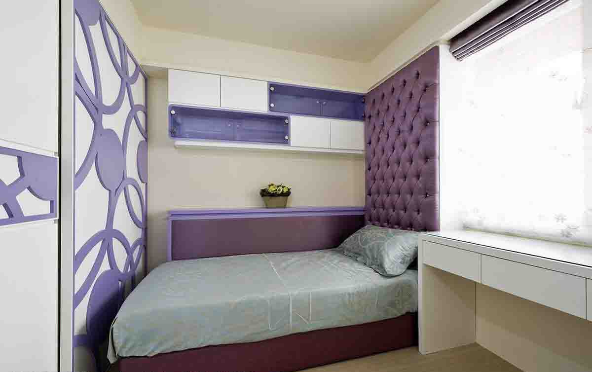 紫色绷布与水晶钉扣床头墙设计在女孩房中注入奢华气韵。