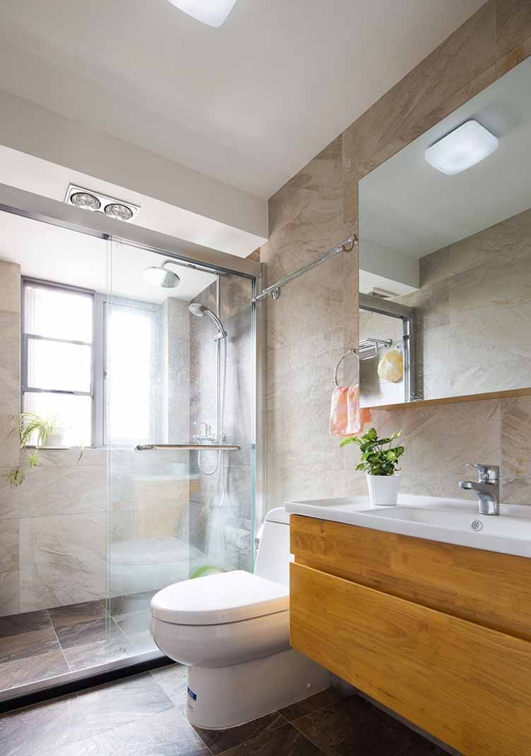 原木浴室柜和未加修饰的镜面构成了最原始质朴的浴室核心部分。