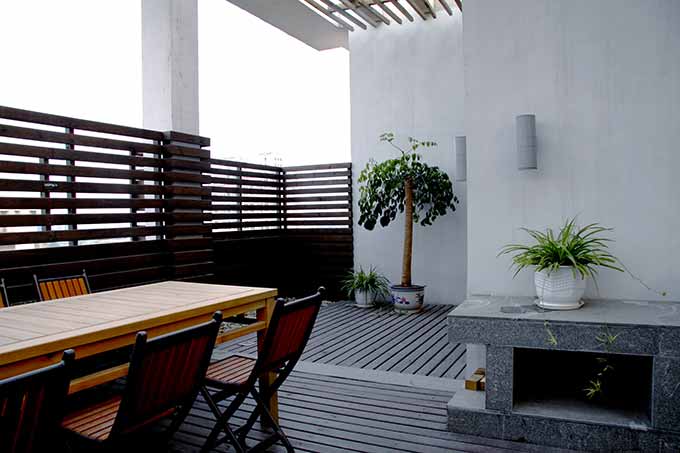 从围栏到桌椅，阳台的设计也充分体现了中式元素的应用。
