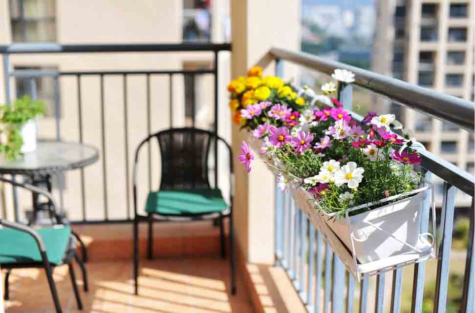 温暖阳台上的各式盆栽，使居室由外而内充满浓浓生机。