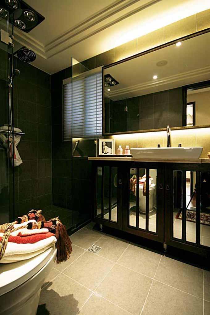浴室柜的中式设计之中还运用了镜面，和浴室镜一同起到了增大空间视觉效果的作用。